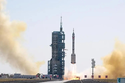 神舟十七號載人飛船于2023年10月26日11時13分從酒泉衛星發射中心成功升空。這一重大事件標志著我們中國航天事業邁向了新的里程碑，再次向全世界展示了中國在航天領域的強大實力和卓越能力。